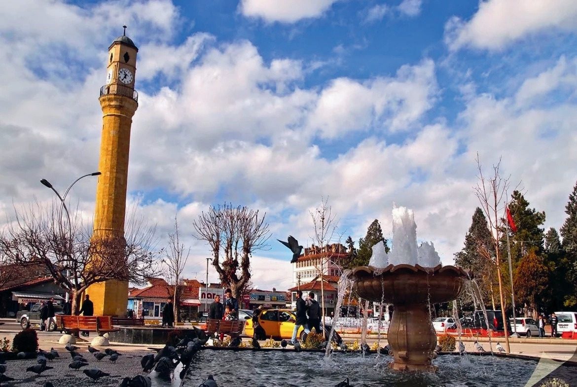 Çorum şehir merkezinde 1896 yapımı Saat Kulesi ve meydandaki süs havuzu